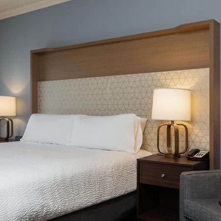 Holiday Inn Victoria - Elk Lake By Ihg Saanich Extérieur photo