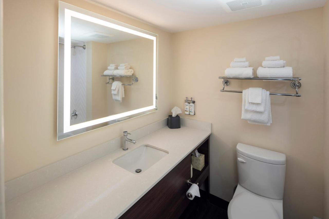 Holiday Inn Victoria - Elk Lake By Ihg Saanich Extérieur photo