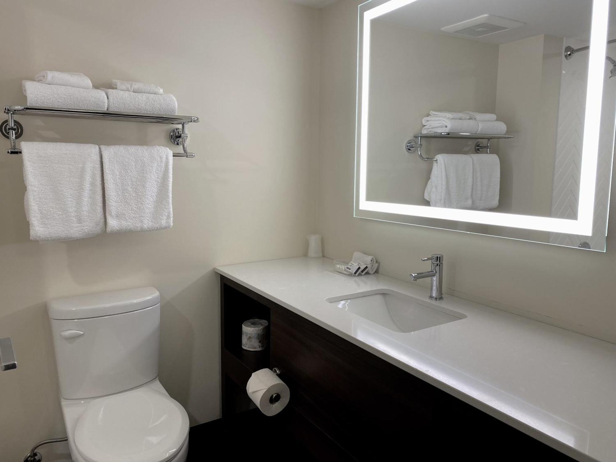Holiday Inn Victoria - Elk Lake By Ihg Saanich Extérieur photo