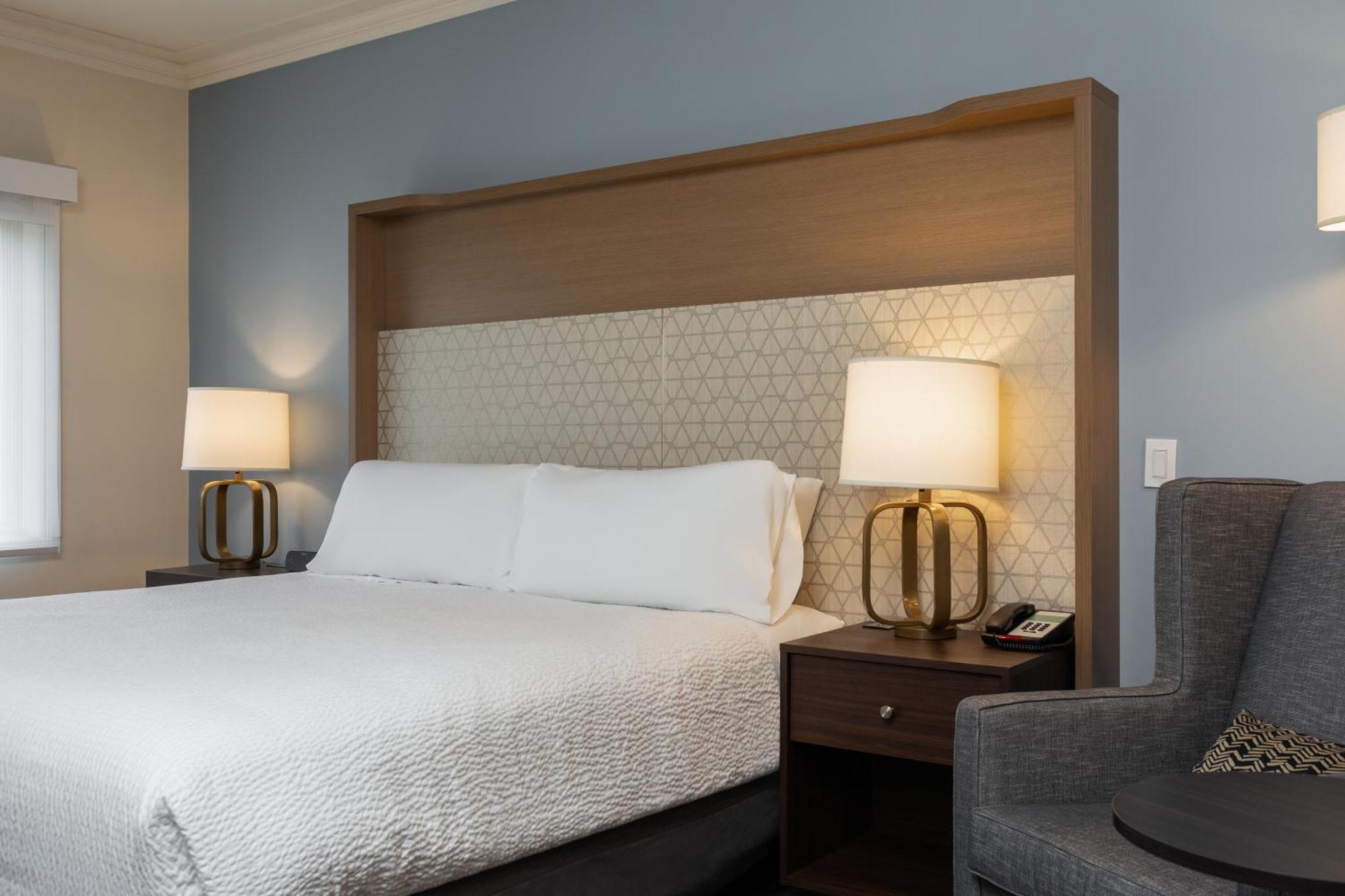 Holiday Inn Victoria - Elk Lake By Ihg Saanich Extérieur photo