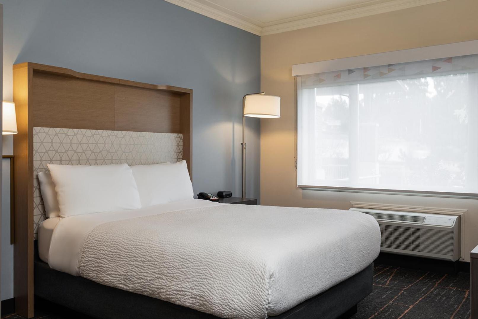 Holiday Inn Victoria - Elk Lake By Ihg Saanich Extérieur photo