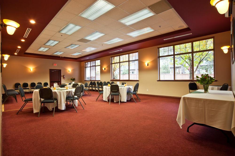 Holiday Inn Victoria - Elk Lake By Ihg Saanich Extérieur photo